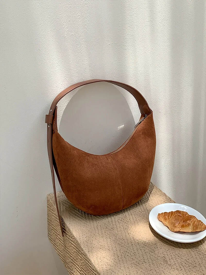 Bolso de Hombro en Forma de Media Luna con Acabado de Ante