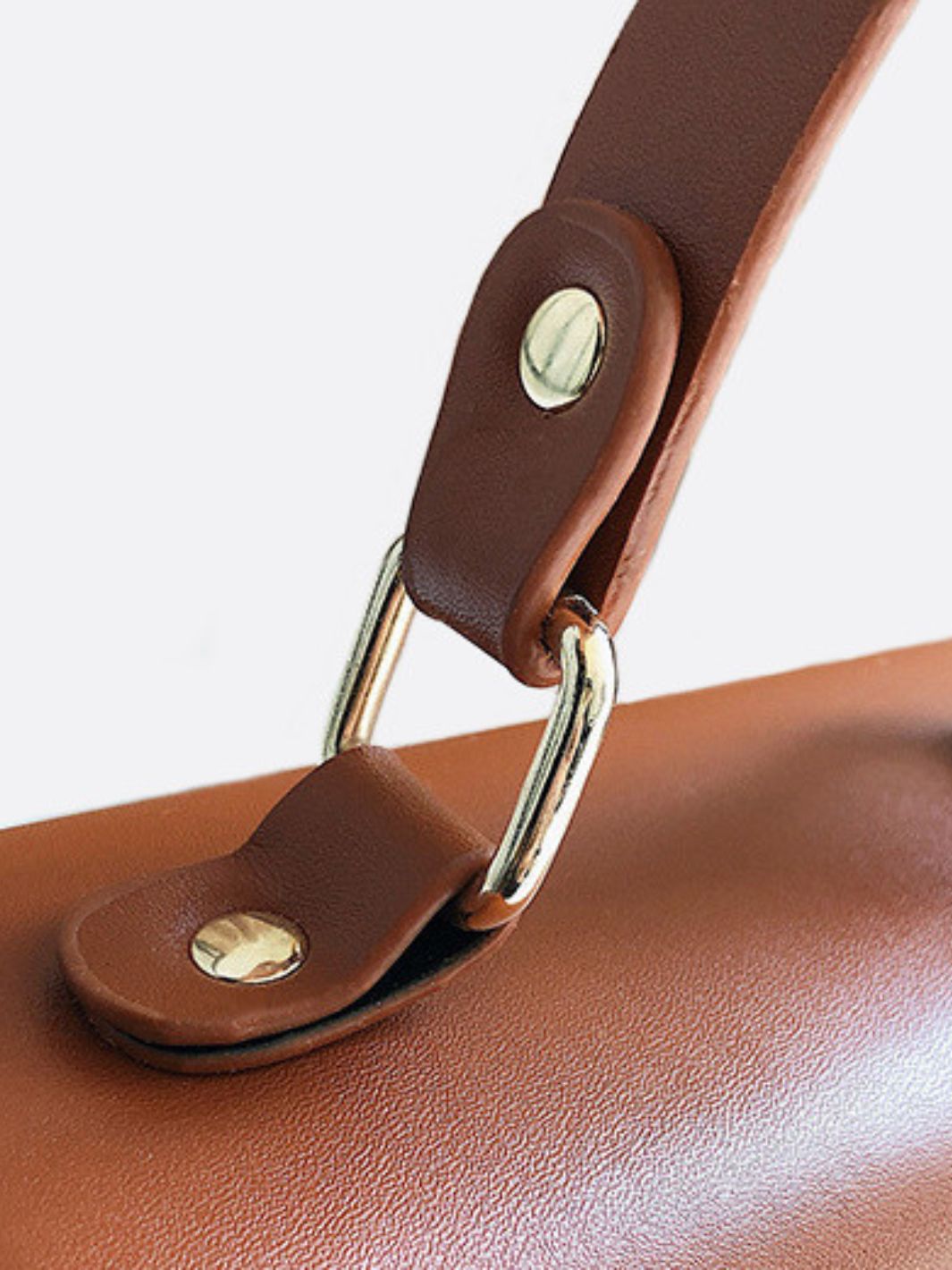 Bolso de Mano Estructurado de Paja con Solapa de Cuero Vegano y Correa de Cuerda